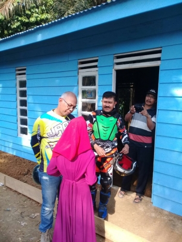 Kagum dengan Bedah Rumah yang Dilakukan Wartawan di Kemuning, PJ Bupati Inhil Lihat Langsung Proses 